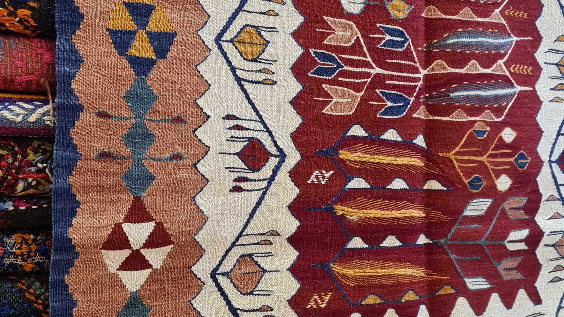 Contemporary Flat-Weave Rug with Ottoman Tulip Motif – Small Space Area Rug Under $2000