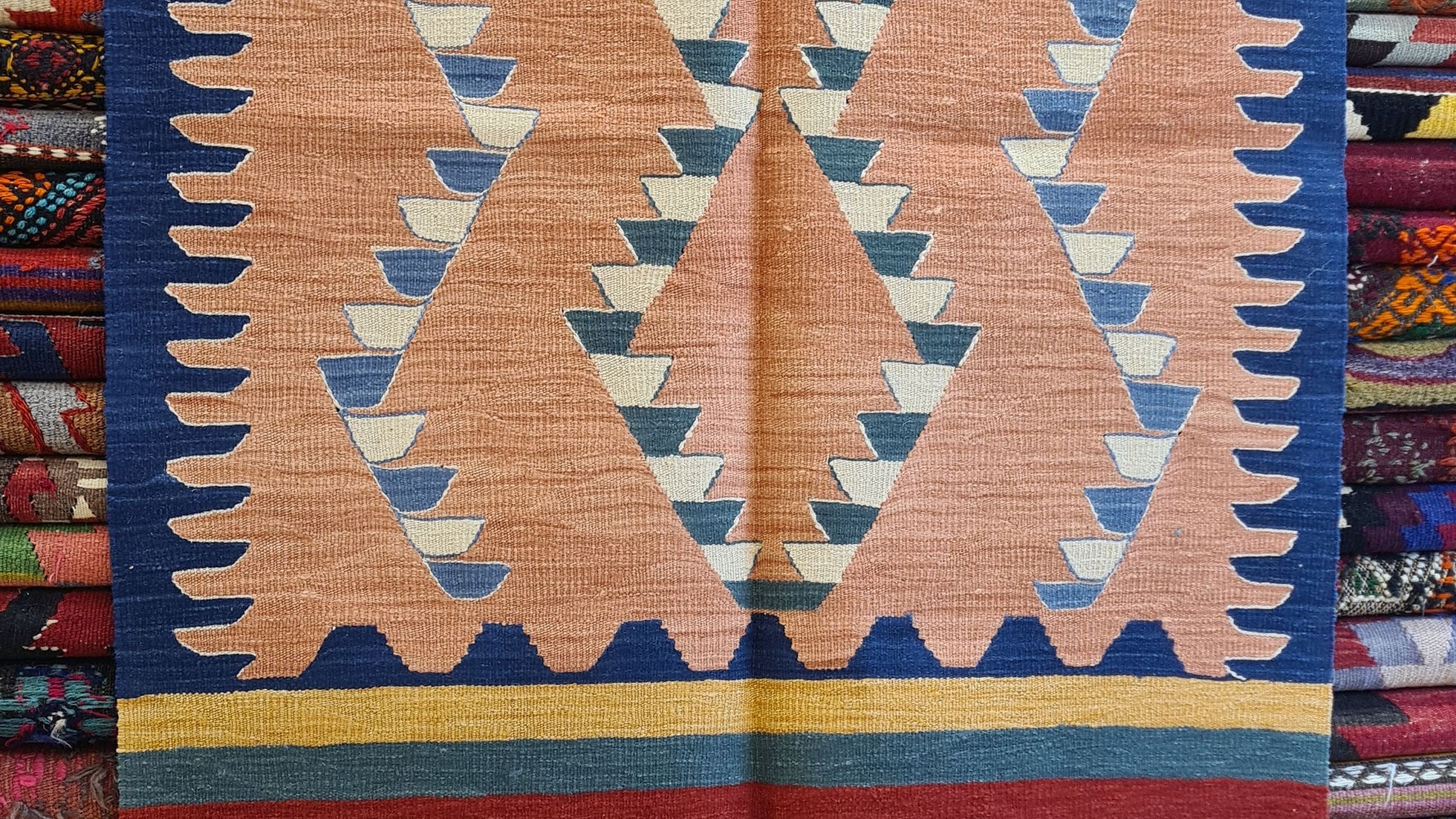 Handwoven Oushak Modern Small Rug featuring traditional craftsmanship and minimalist geometric patterns, sourced from Uşak, Turkey.