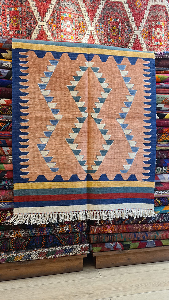 Geometric minimalist design of a handwoven Oushak rug, crafted using centuries-old techniques from the town of Uşak, Turkey