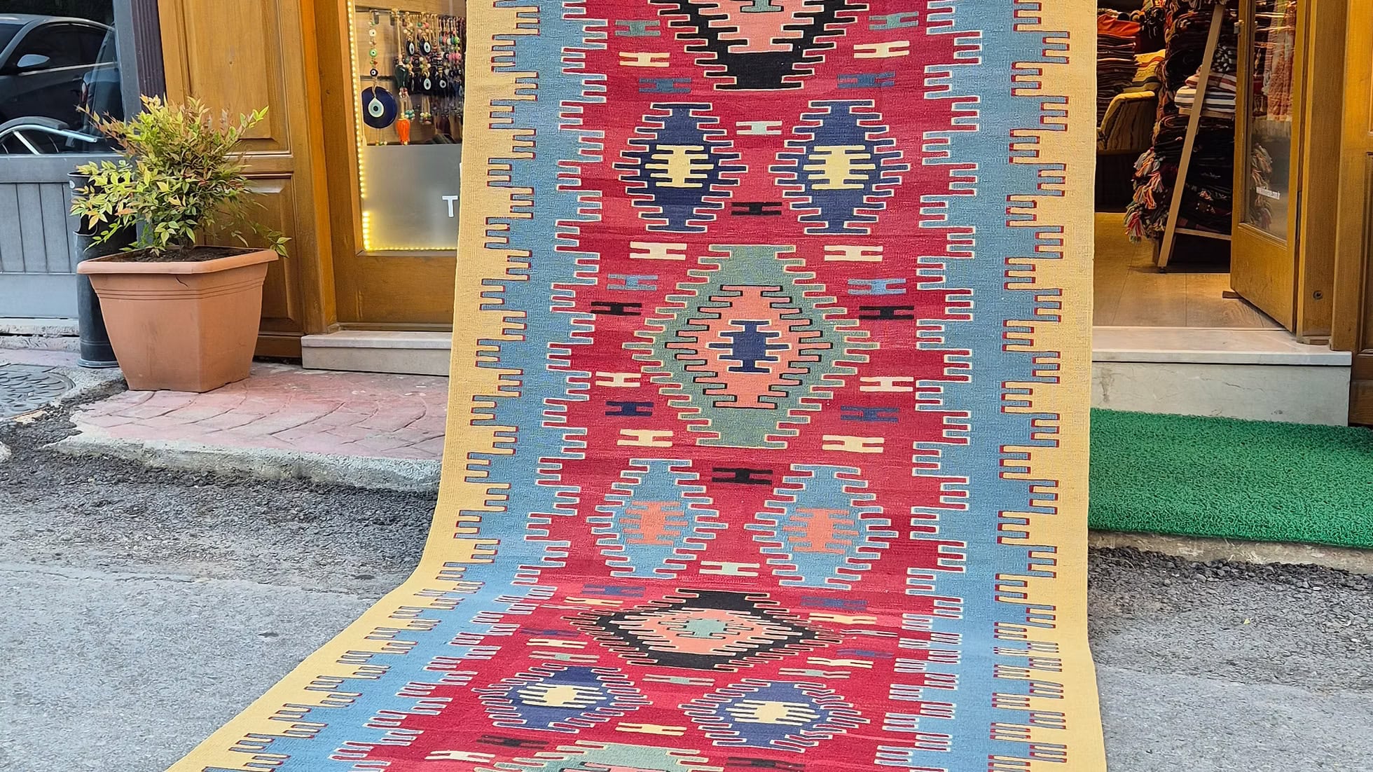 Luxury rug source for interior designers