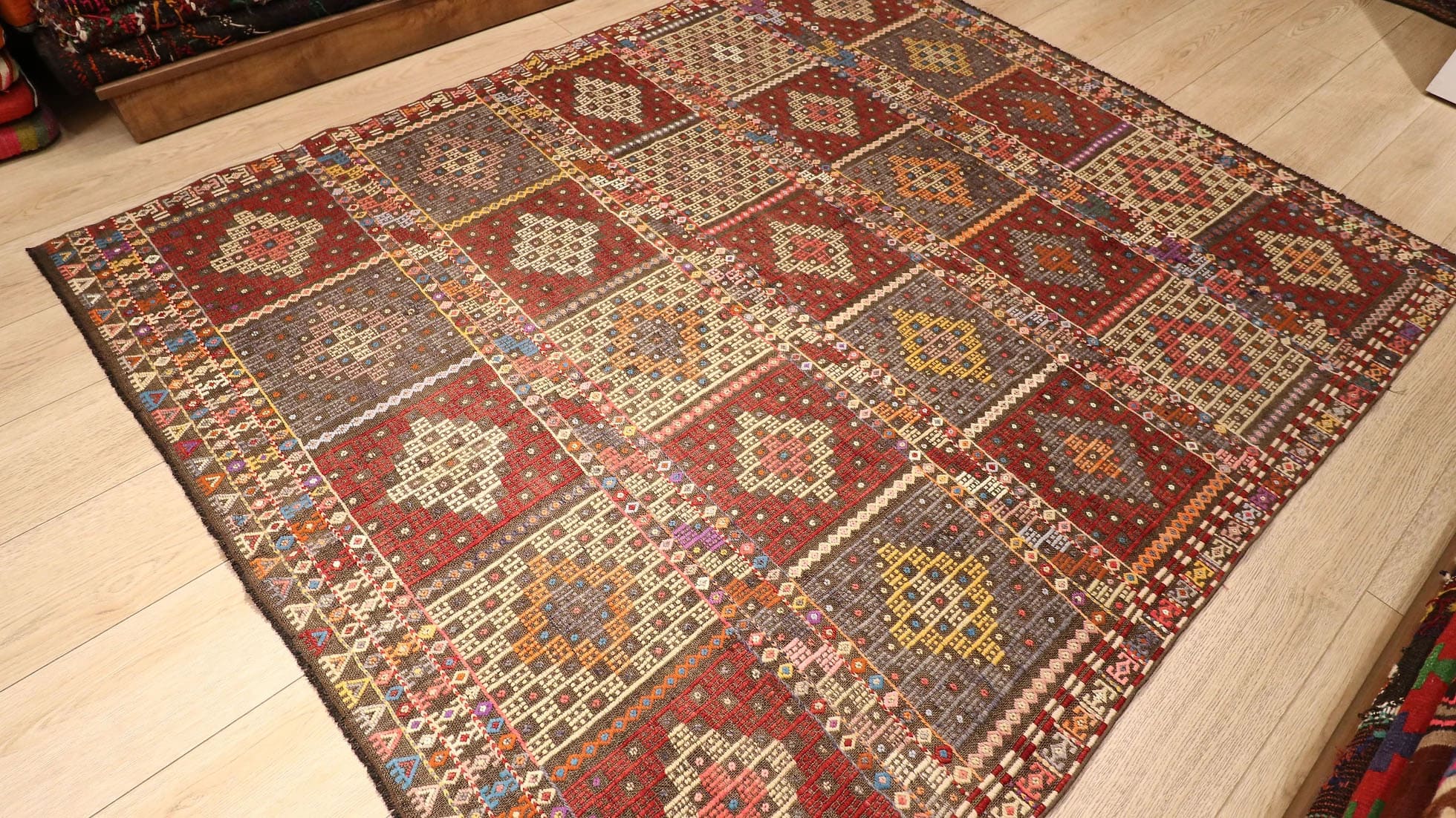 Medium 5x6 Sized Turkish Oriental Kilim Rug in Earth Tones