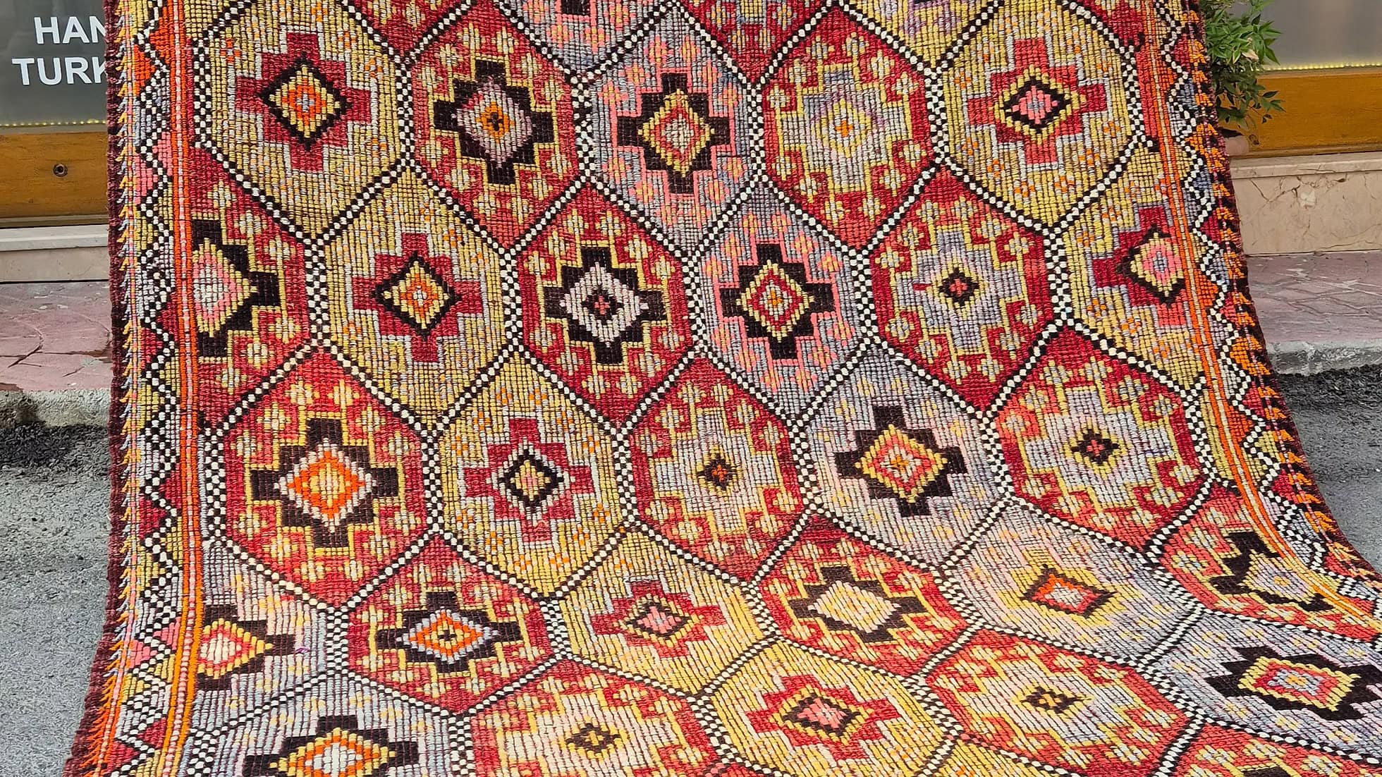 Flat-weave kilim rug handwoven in 1930s Turkey—suits Joshua Tree-style desert homes with natural, earthy palettes.