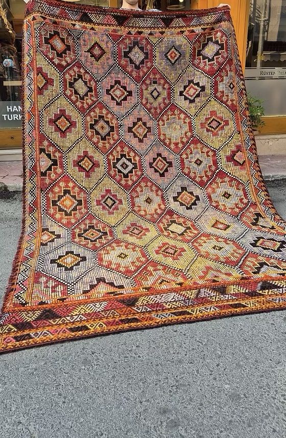 Flat-weave kilim rug handwoven in 1930s Turkey—suits Joshua Tree-style desert homes with natural, earthy palettes.