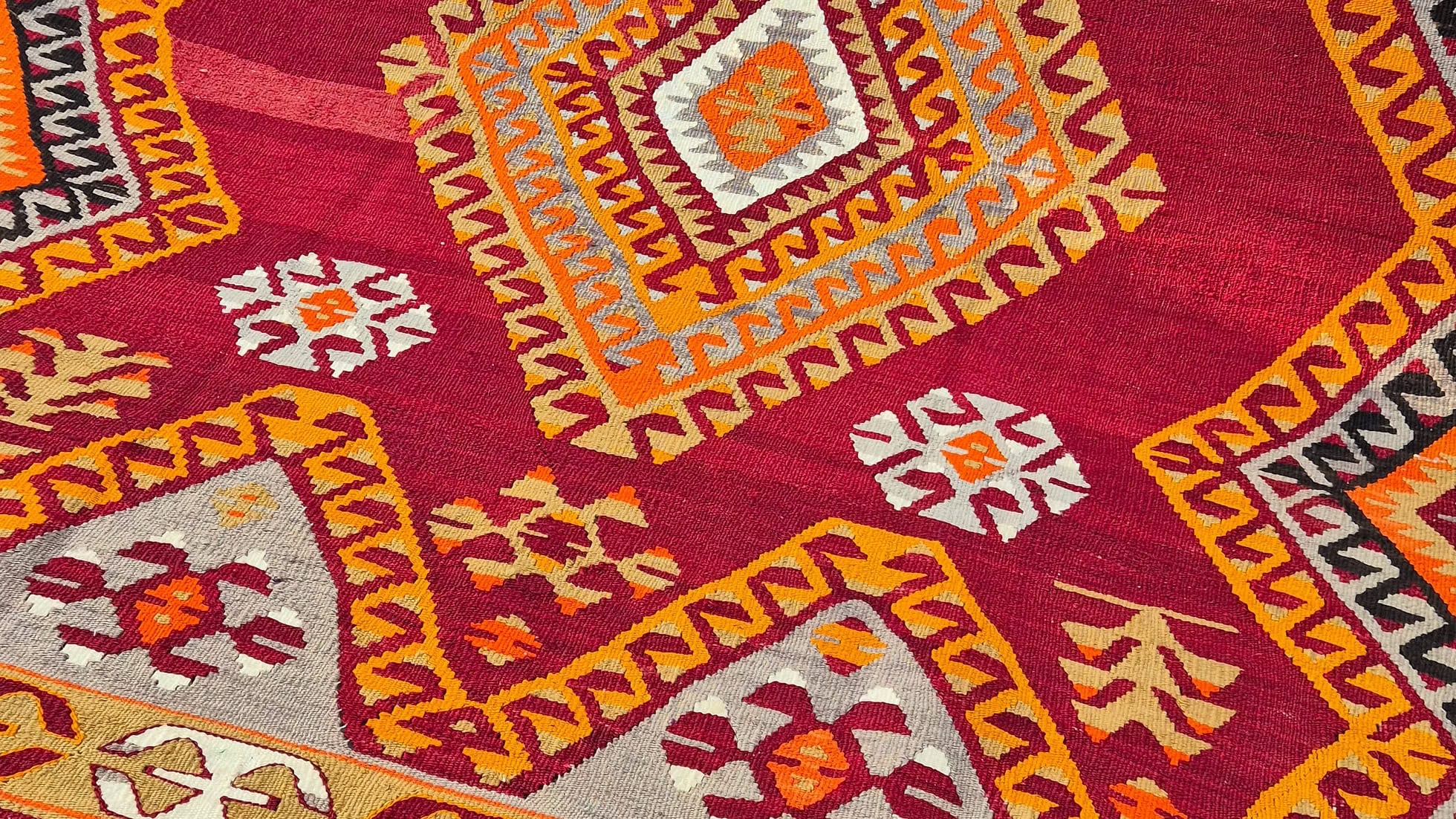 5x8 Vintage flat-woven rug with geometric diamond pattern ideal for modern farmhouse and architectural interiors