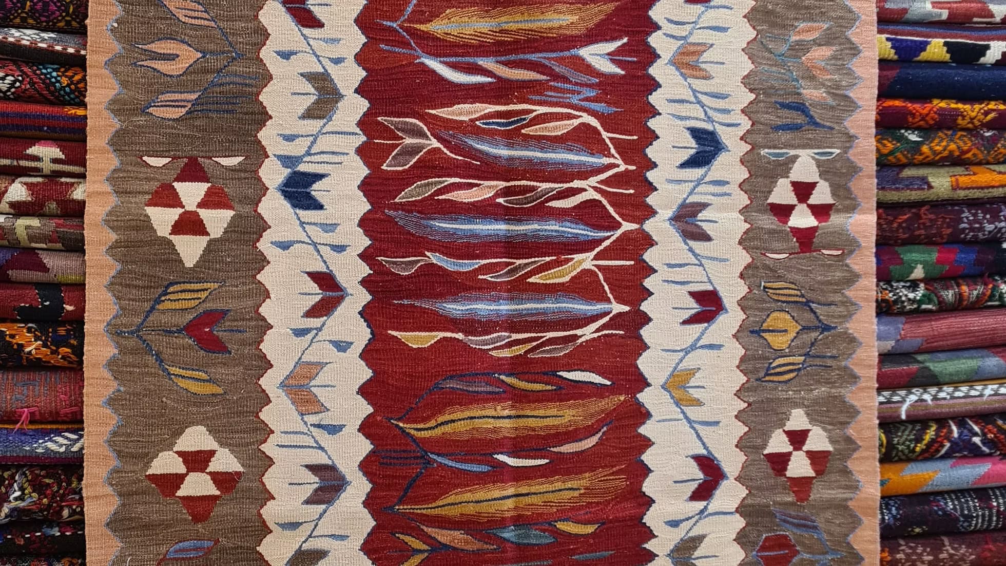 Turkish Oushak flat-weave kilim with floral design suited for eclectic or minimalist decor