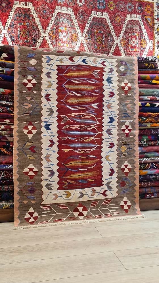 Turkish Oushak flat-weave kilim with floral design suited for eclectic or minimalist decor