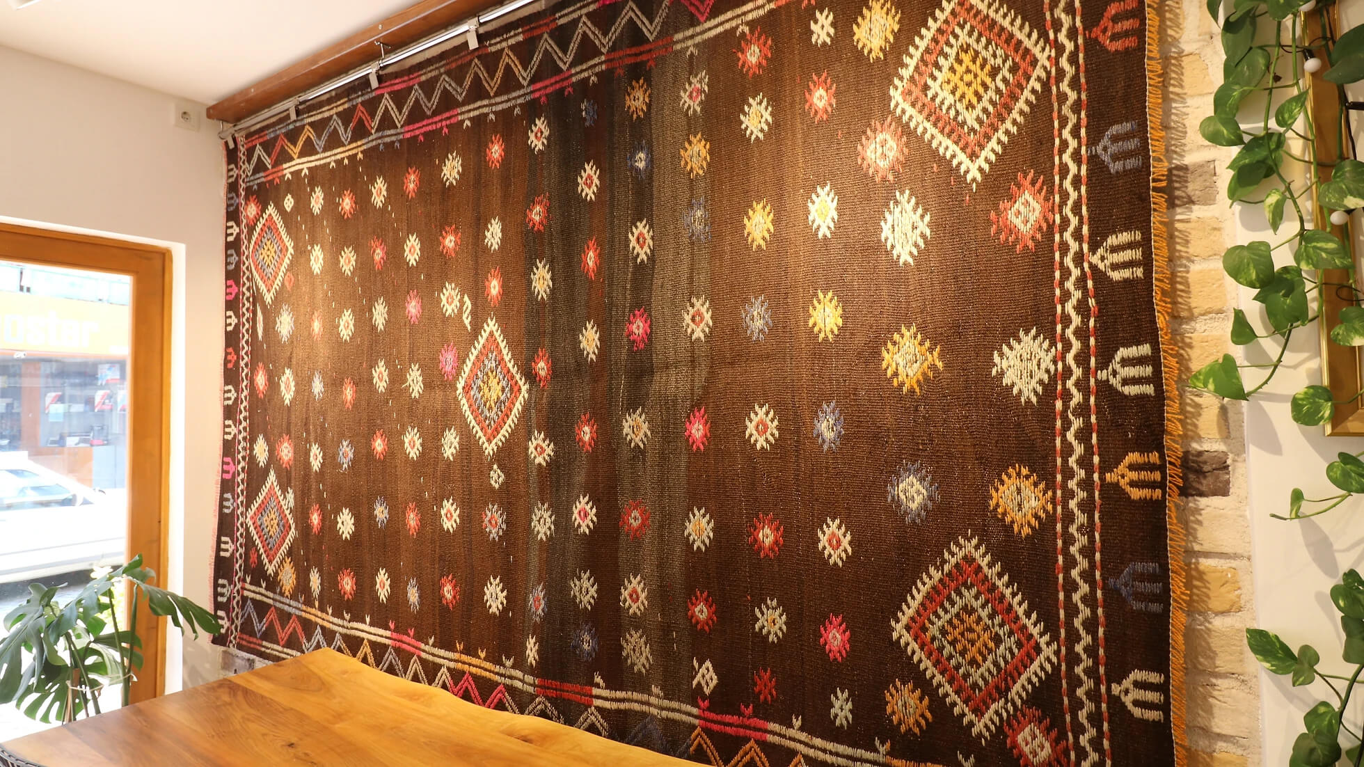 nomadic yoruk style flat-woven kilim rug made of sustainable wool and cotton measuring 6x9 ft