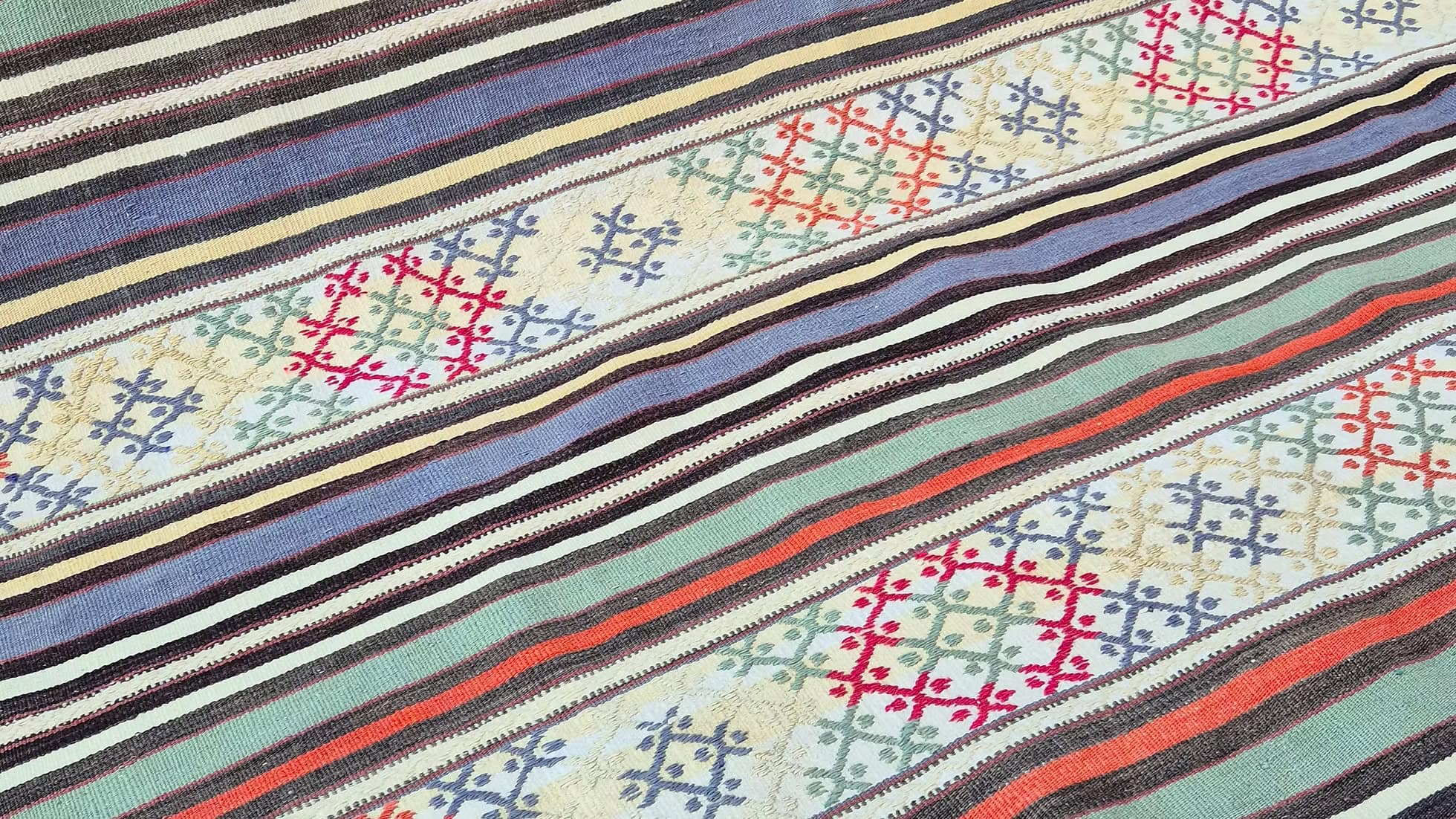 Handwoven mid-century modern Turkish kilim rug 5x8 feet in muted neutral tones