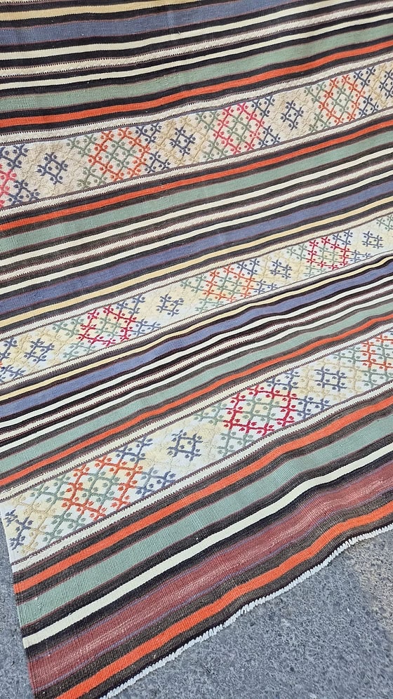 Handwoven mid-century modern Turkish kilim rug 5x8 feet in muted neutral tones