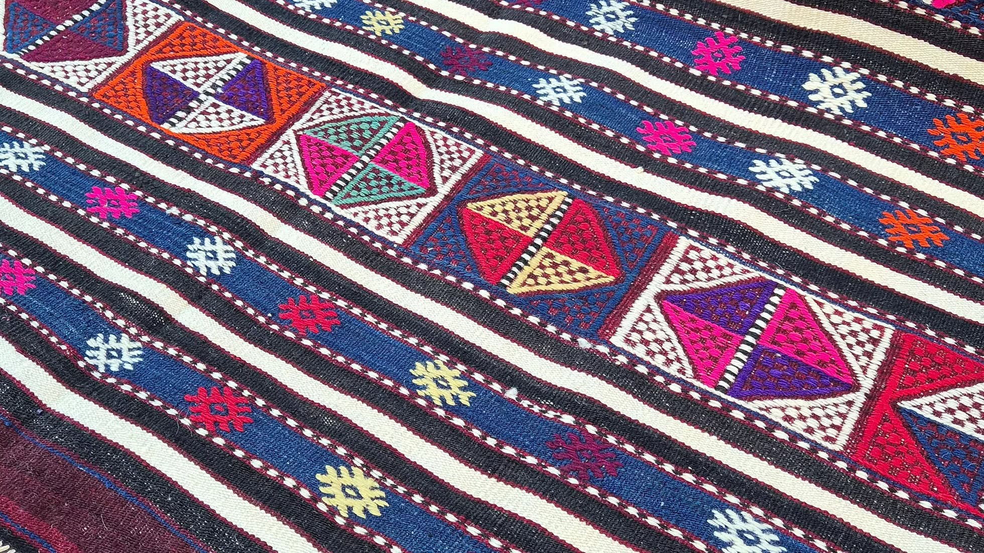 Vintage geometric kilim rug, 5x8 ft, showcasing traditional flat-weave craftsmanship.