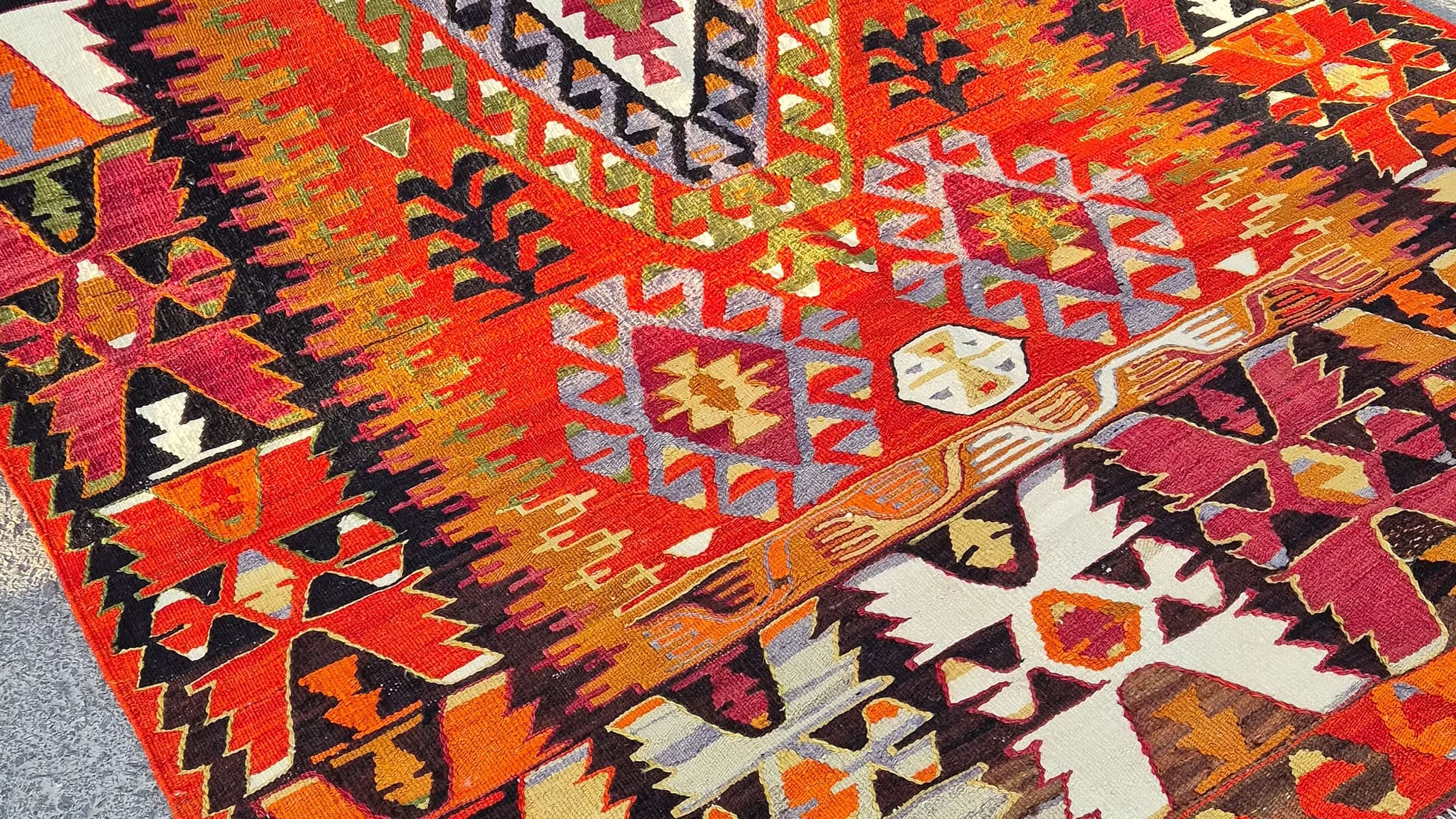 Mid-century flat-weave no pile large area rug with traditional Turkish rug motifs