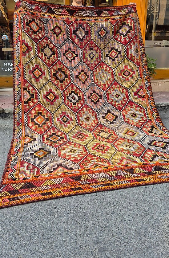 Flat-weave kilim rug handwoven in 1930s Turkey—suits Joshua Tree-style desert homes with natural, earthy palettes.