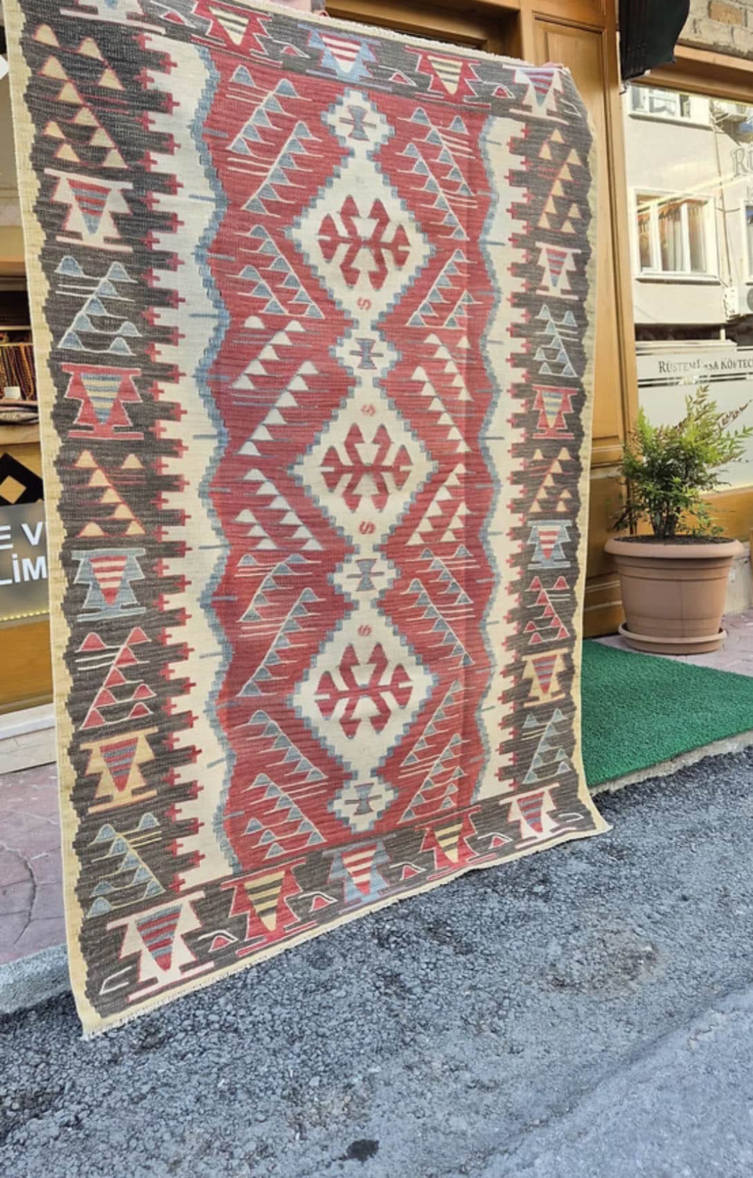 Vintage Turkish Oushak kilim with warm earthy tones and geometric Southwestern patterns, perfect for boho, modern rustic, or curated designer interiors.