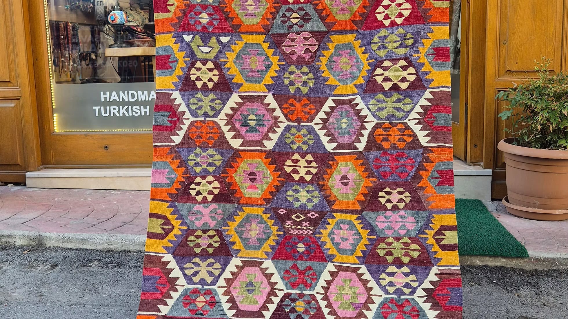 Mid-century Turkish kilim rug with traditional Anatolian patterns – versatile flat-weave for modern and eclectic interiors