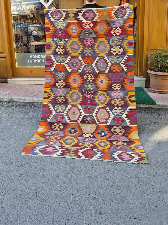 Mid-century Turkish kilim rug with traditional Anatolian patterns – versatile flat-weave for modern and eclectic interiors