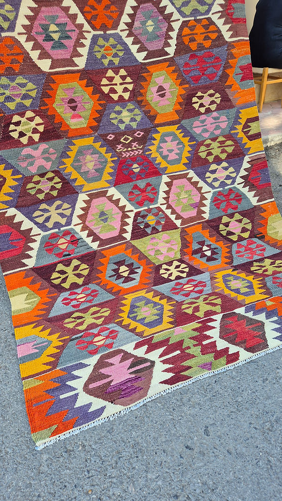 Mid-century Turkish kilim rug with traditional Anatolian patterns – versatile flat-weave for modern and eclectic interiors